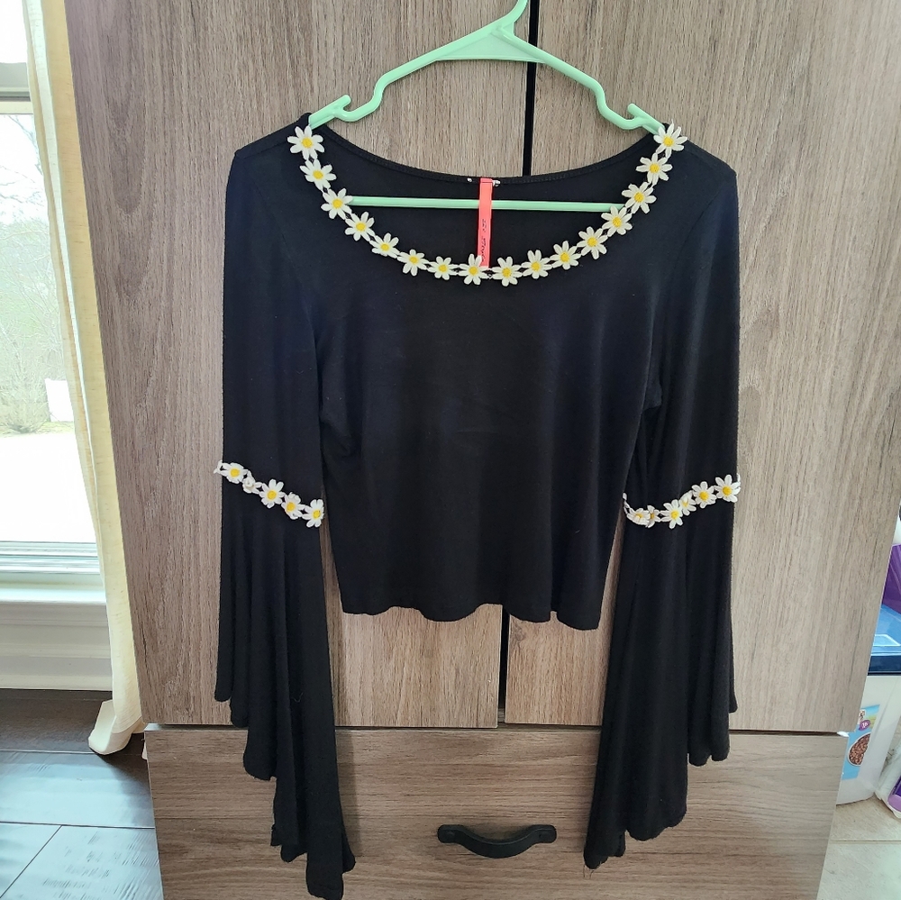 Bell sleeve crop